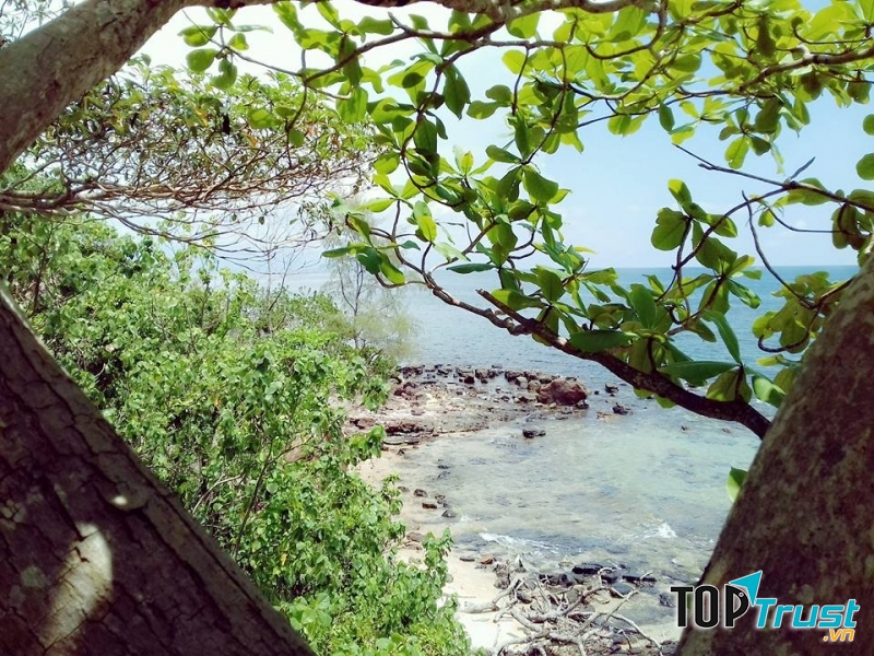 Biển Bãi Dài rất trong và êm ả