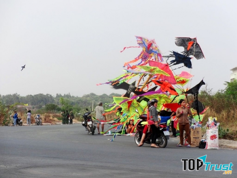 Diều được bán tận nơi tại Hồ Đá với đủ loại hình thù, màu sắc, kích cỡ