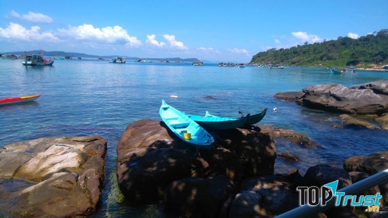 Không chỉ phục vụ du lịch, bãi Gành dầu còn là nơi hoạt động đánh bắt hải sản của người dân