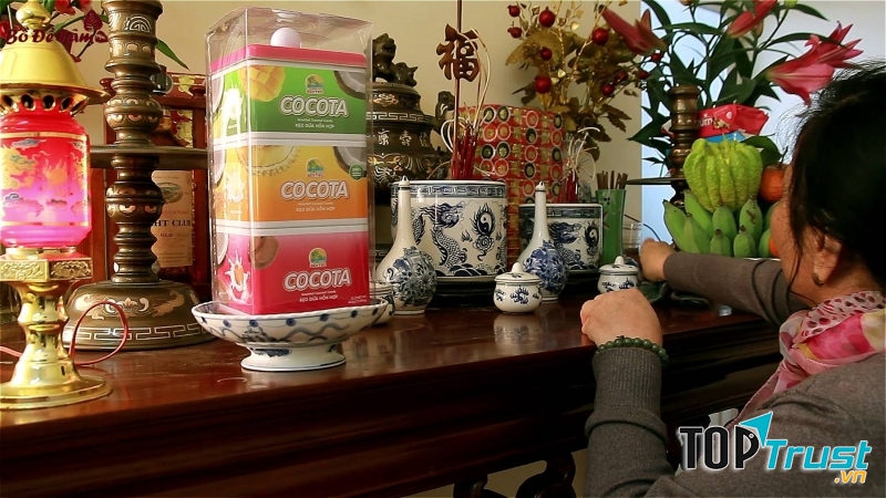 Gia chủ thắp hương khấn gia tiên