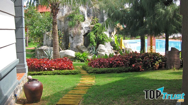 Phía trong khu resort Bãi Lữ