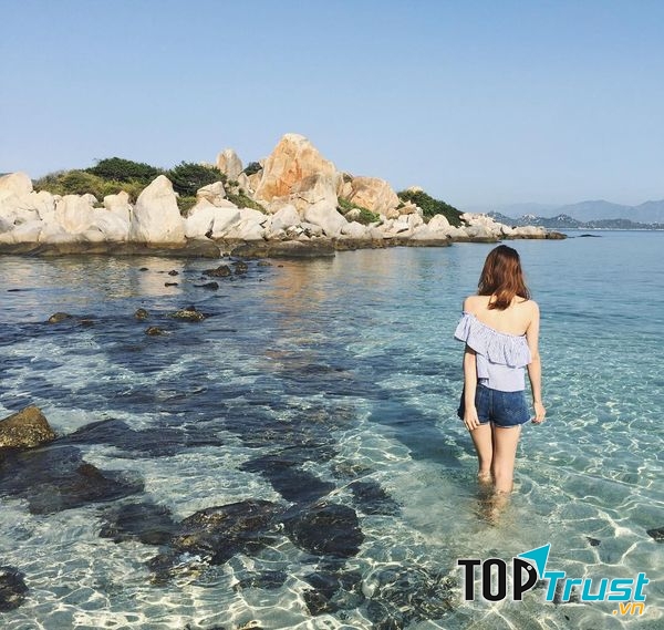 Làn nước xanh trong của Bãi Nồm