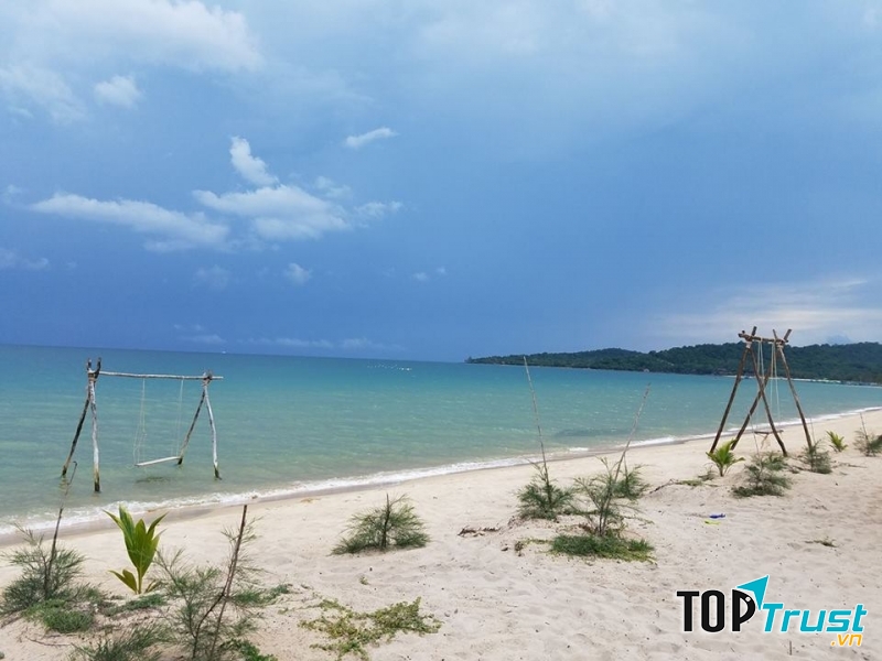 Khung cảnh hoang sơ cùng làn nước trong vắt