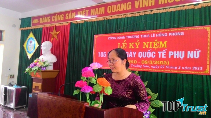 Giáo viên của một trường trung học phát biểu trong buổi lễ kỉ niệm ngày 8/3