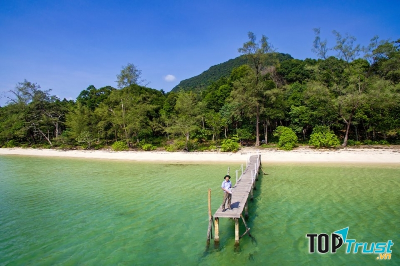 Chiếc cầu gỗ sống ảo tại bãi Khem