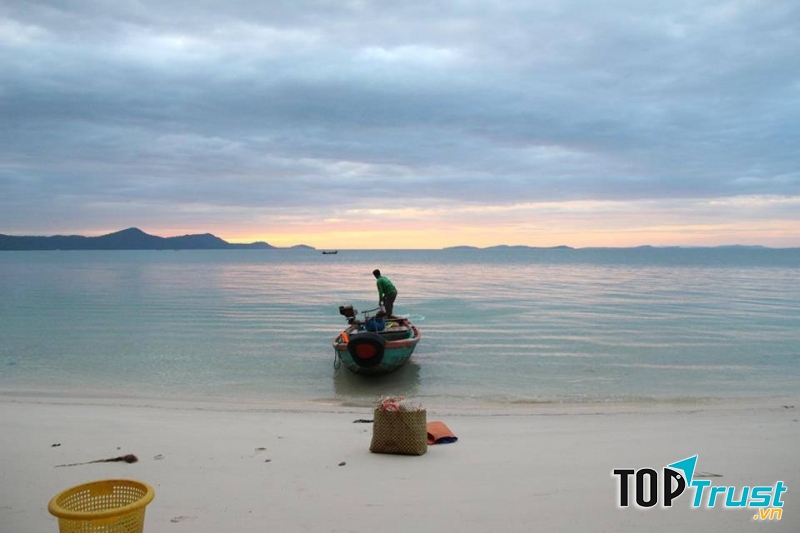 Bình Minh trên bãi