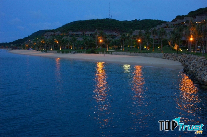 Bãi Rạng lúc về đêm