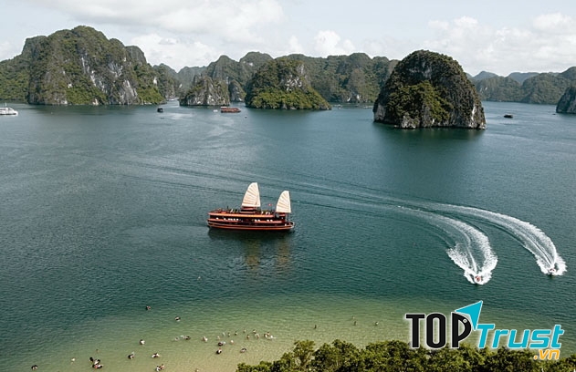 Mỗi ngày, du khách chỉ có khoảng 2 đến 3 giờ để thưởng thức vẻ đẹp của bãi tắm và tự do thả mình giữa làn nước xanh mát.