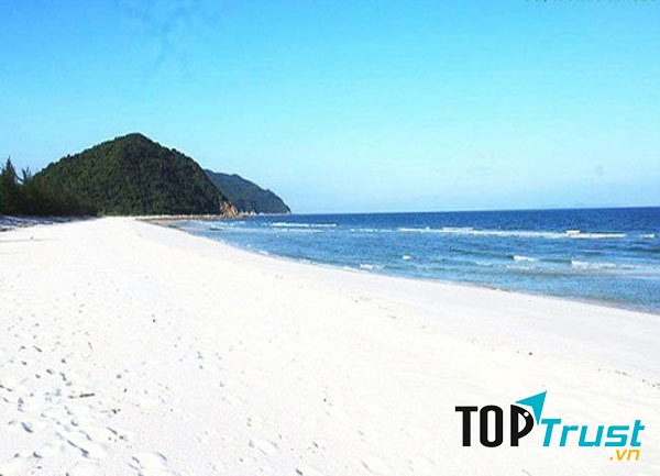 Bãi tắm Minh Châu một trong những bãi tắm đẹp và sạch nhất Việt Nam