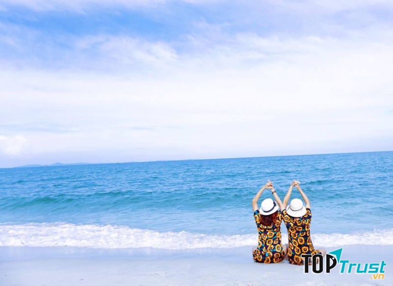 Bãi tắm Minh Châu cho bạn khoảng thời gian thư thái