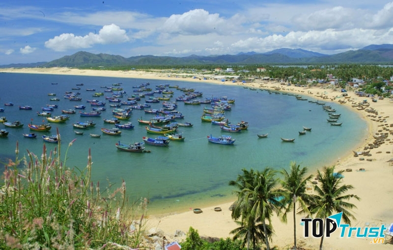 Bãi tắm Quy Nhơn hình vầng trăng khuyết
