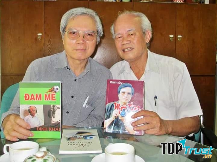 Nhà báo, bình luận viên bóng đá Đình Khải trao tặng sách
