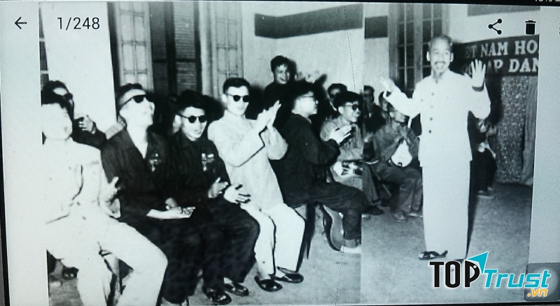 Bác Hồ với các thương binh khiếm thị