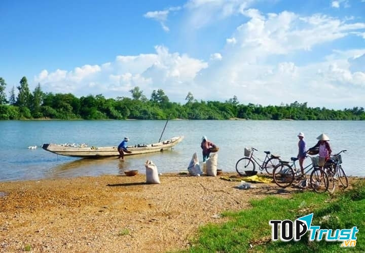 Lập dàn ý bài văn: Tả cảnh sông nước bài số 13