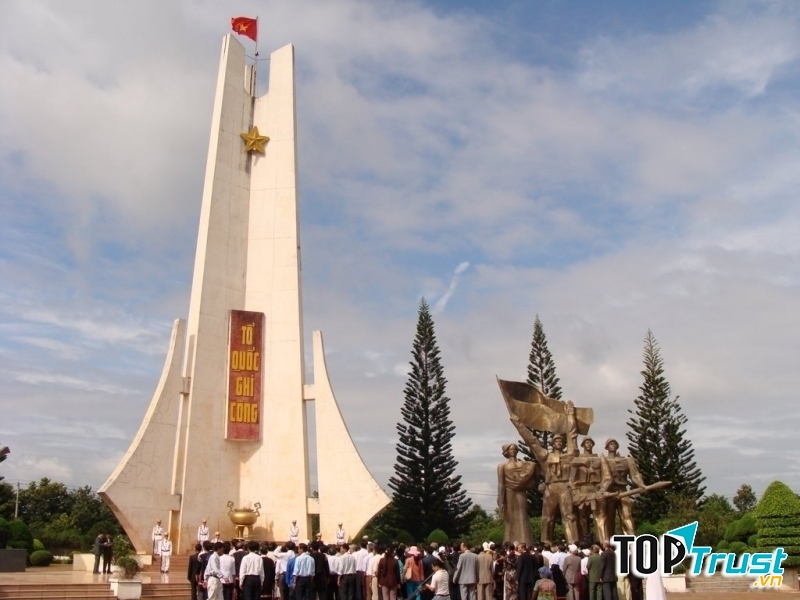 Bài thơ: Thơ viết ở nghĩa trang liệt sĩ - Doãn Kim Oanh