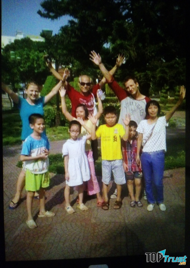 Cô giáo và học sinh trung tâm khiếm thị Hải Dương