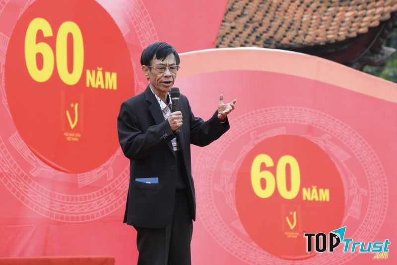 Chân dung nhà thơ Hoàng Nhuận Cầm