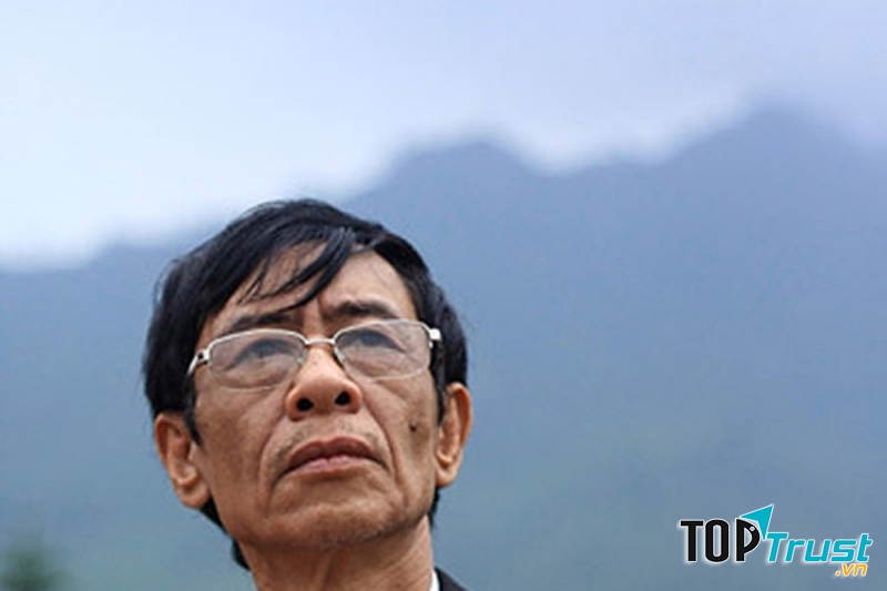 Chân dung nhà thơ Hoàng Nhuận Cầm