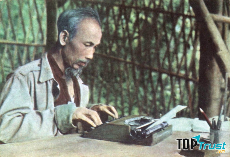 Ảnh chân dung bác Hồ (nguồn Internet)