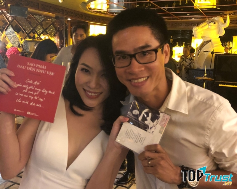 Nhà thơ Nguyễn Phong Việt cùng ca sĩ Mỹ Tâm