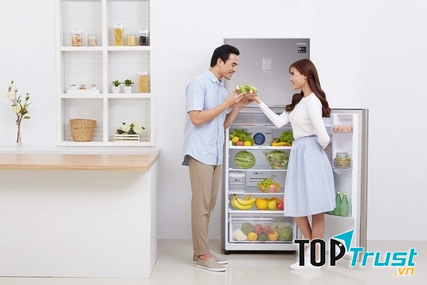 Tủ lạnh nhà em có chiều cao là một phảy bảy mét với dung tích ba trăm hai mươi lít gồm hai cửa.