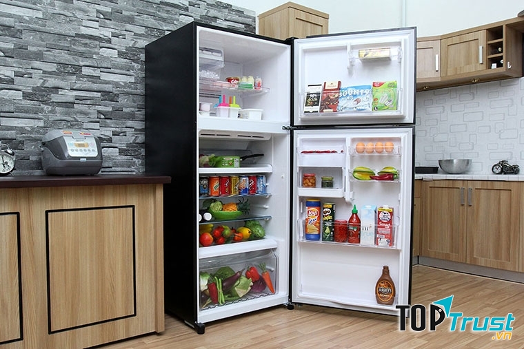 Nằm gọn gàng trong góc phòng nhưng với em nó như một người khổng lồ âm thầm, lặng lẽ.