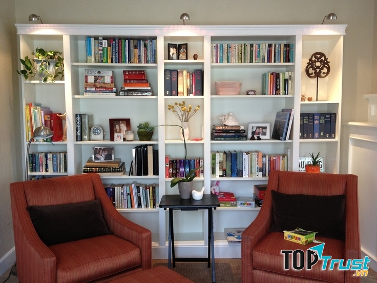 Cái tủ sách này tháng năm vẫn đứng trầm mặc ở một góc phòng.