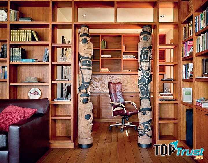 Cái tủ được kê sau bàn làm việc của bố, chiếm gần hết bức tường phía trái căn phòng.