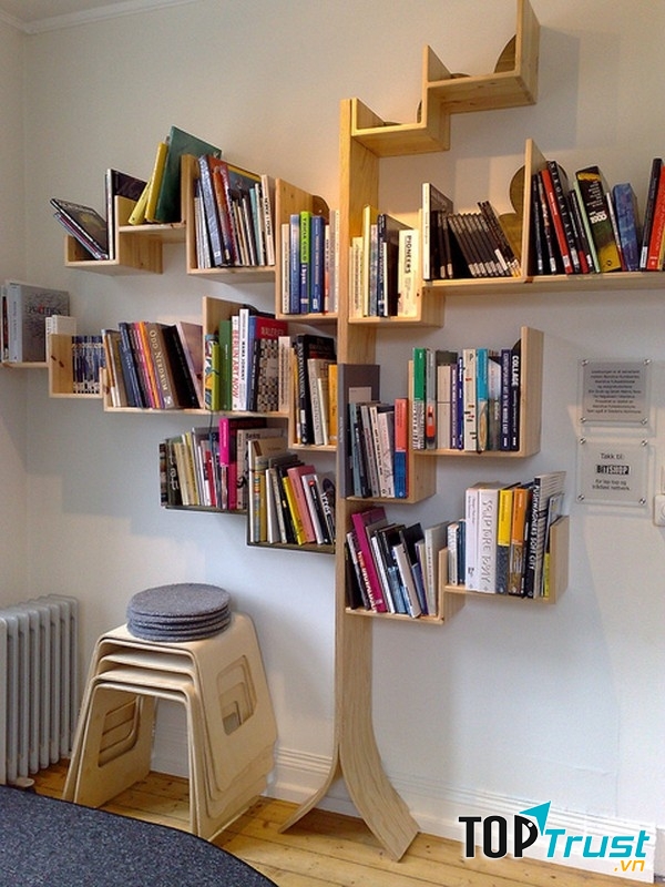 Giá sách luôn là người bạn thân thiết của em.