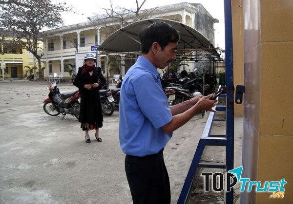 Chú là người đã canh gác ngày đêm để bảo vệ ngôi trường này.