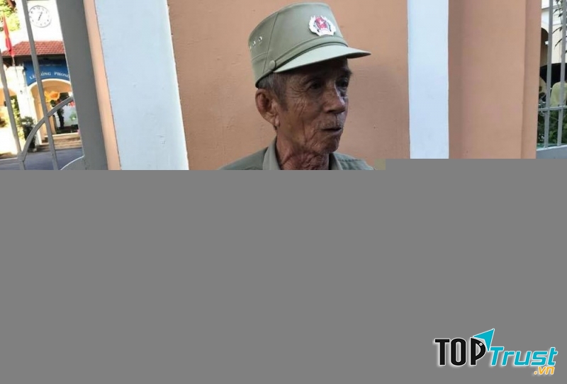 Trong bộ quân phục bạc màu, ống áo trái dắt vai, trông bác vừa nghiêm trang vừa bình dị.