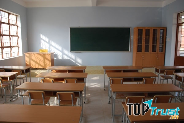 Bàn học sinh ở trường