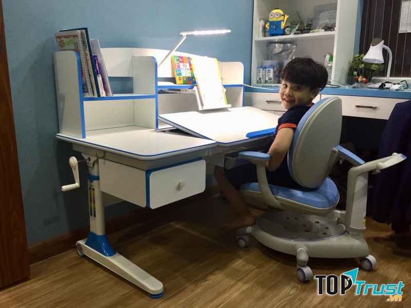 Bài văn tả cái bàn học số 13