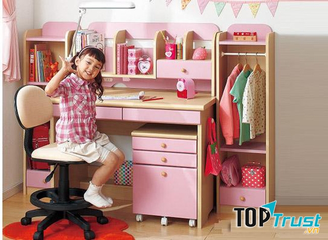 Tối nào em cũng ngồi vào bàn học để hoàn thành những bài tập mà cô giáo giao