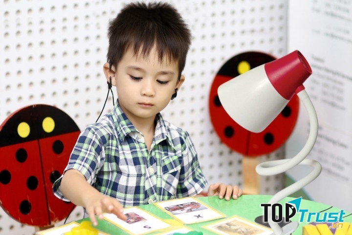 Mỗi khi em cần, đèn luôn chiếu sáng giúp em đọc sách, viết bài.