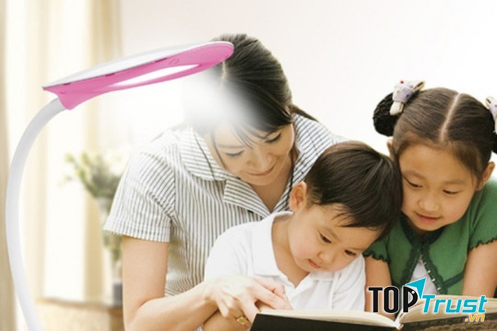 Tuổi thơ của em đã gắn liền vói những cuốn sách và ánh đèn.