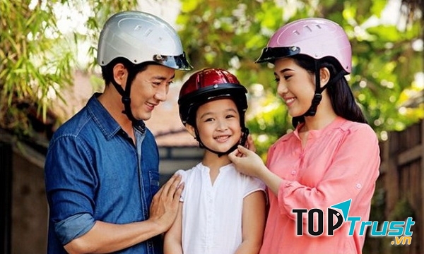 Từ khi lên lớp 1, bố đã mua cho em một cái mũ bảo hiểm màu hồng có hình chú mèo Kitty nhìn thật là dễ thương.