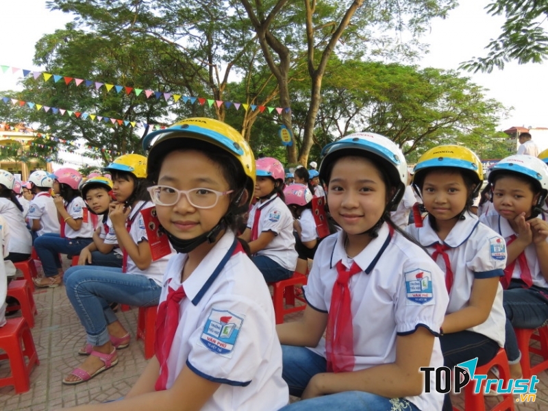 Mũ không những đẹp mà còn bảo vệ sự an toàn cho em khi đi xe máy.