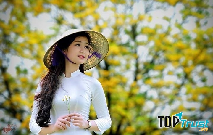 Chiếc nón của em xinh xinh màu trắng ngà láng bóng.