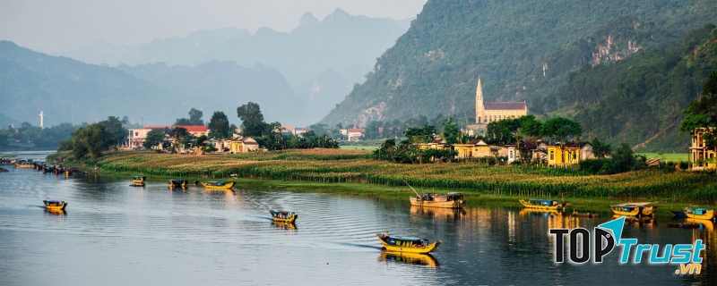. Sông mang dòng nước ngọt lành làm xanh mát những ruộng lúa, hàng cây và làm cho quê hương thêm giàu đẹp
