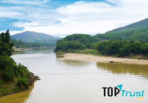 Dòng sông uốn lượn hiền hòa như một người thiếu nữ tuổi thanh xuân