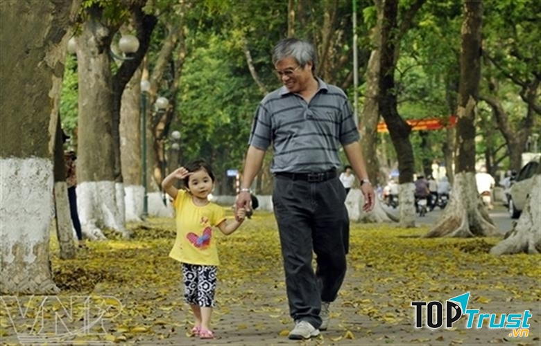 Khuôn mặt của ông mang một vẻ đẹp riêng rất đàn ông và lịch lãm.