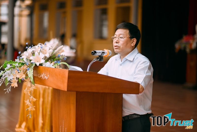 Khi đến trường, thầy mặc áo sơ mi trắng, quần tây đen trông rất lịch sự.