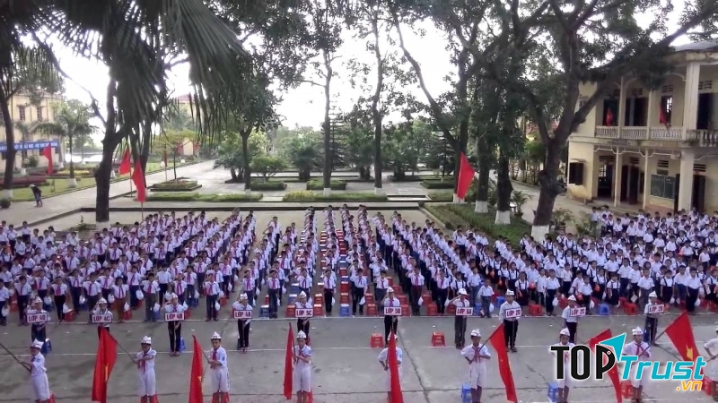 Vào sáng thứ hai, sau lễ chào cờ, chúng em được nghe thầy hiệu trưởng dặn dò nề nếp thi đua trong tuần.
