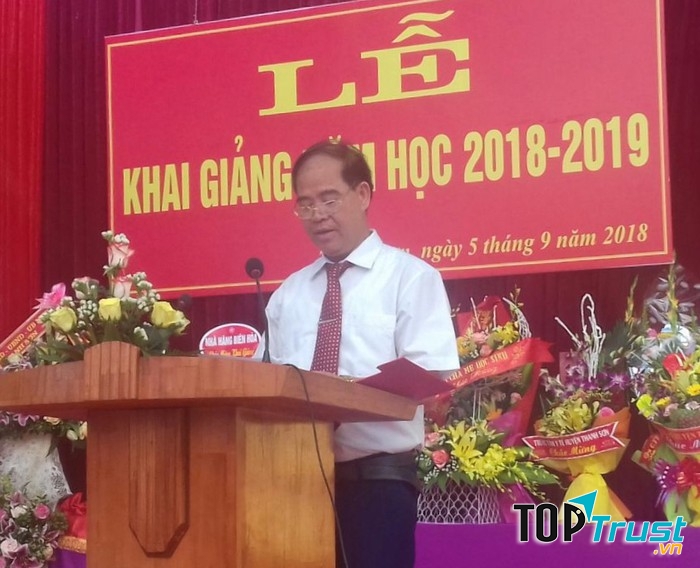 Em rất yêu quý và kính trọng thầy hiệu trưởng trường em.