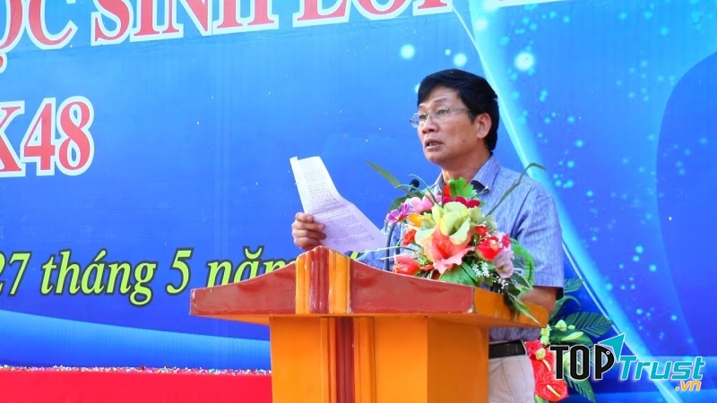 Mắt của thầy luôn luôn phát ra những tia nắng ấm áp.