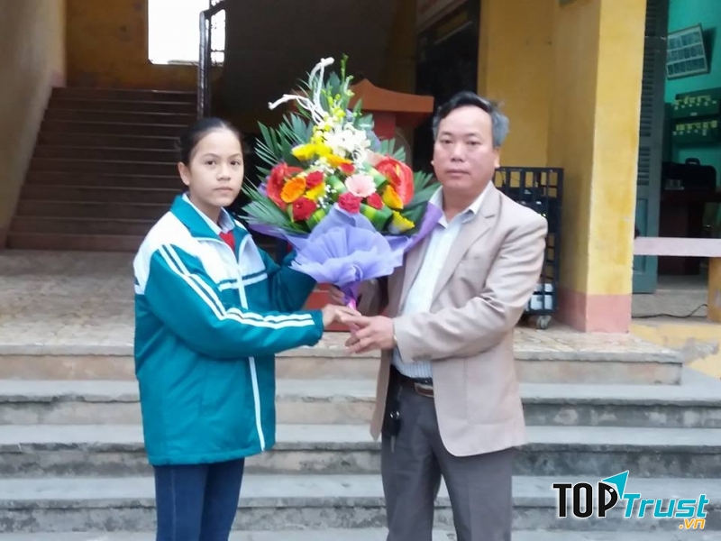 Ở trường em, thầy hiệu trưởng là người mà mọi người đều kính trọng.