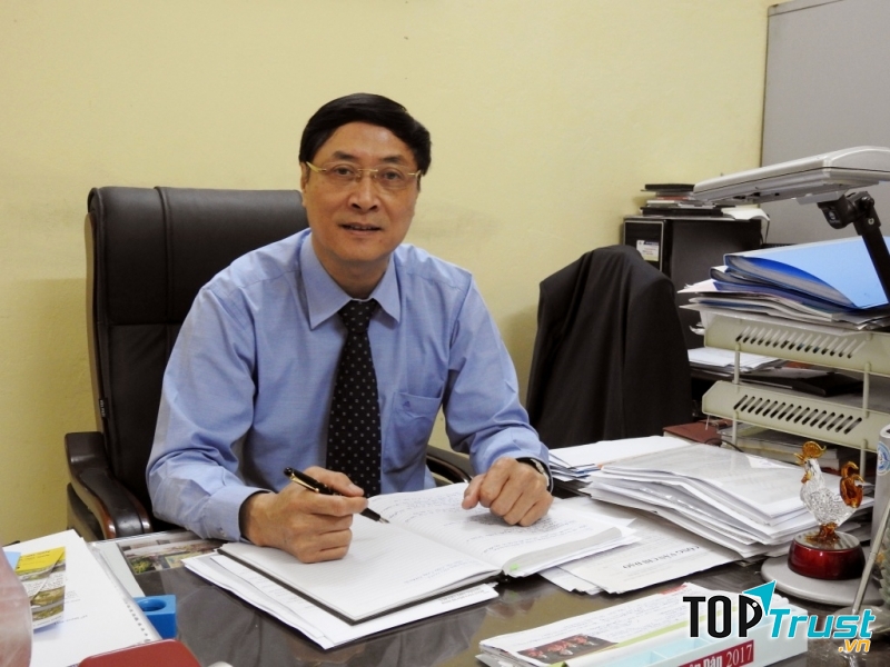 Thầy có giọng nói trầm ấm và truyền cảm.