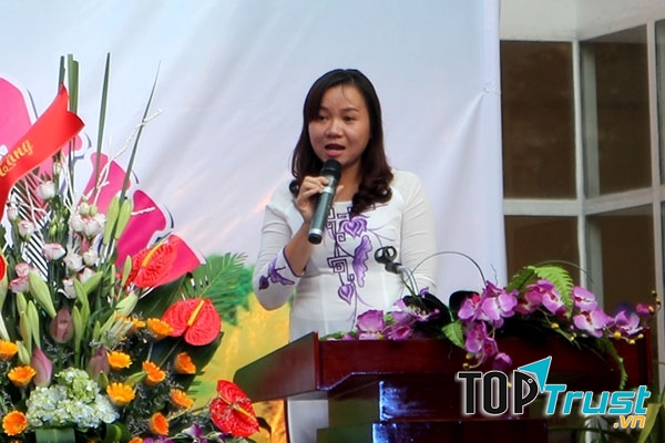 Đôi mắt cô sáng long lanh toát lên sự phúc hậu.