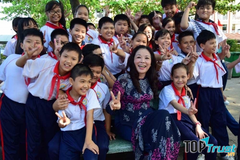 Ai cũng cảm động trước tấm lòng của cô: dù có bận trăm công nghìn việc vẫn nhớ đến lời hứa của mình.